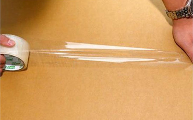 紙箱底部的長邊用一字型黏住。